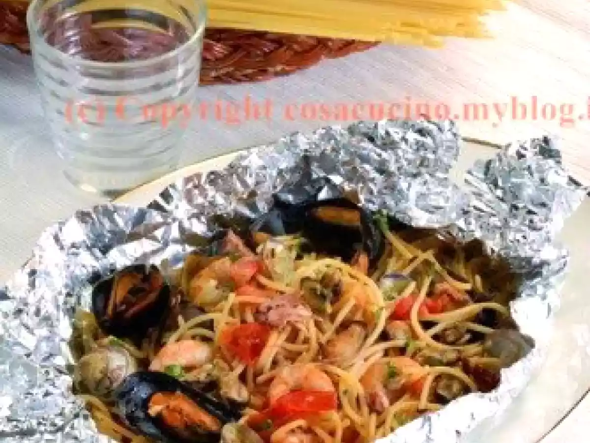 Spaghetti con frutti di mare al cartoccio