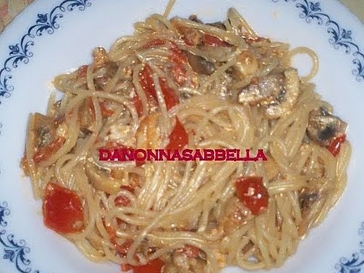 SPAGHETTI CON FUNGHI, SUCCO DI LIMONE E POMODORINI