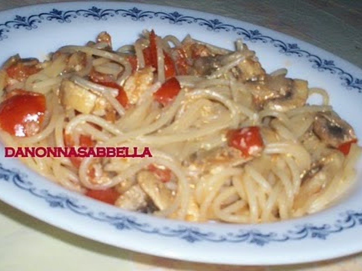 SPAGHETTI CON FUNGHI, SUCCO DI LIMONE E POMODORINI - foto 3