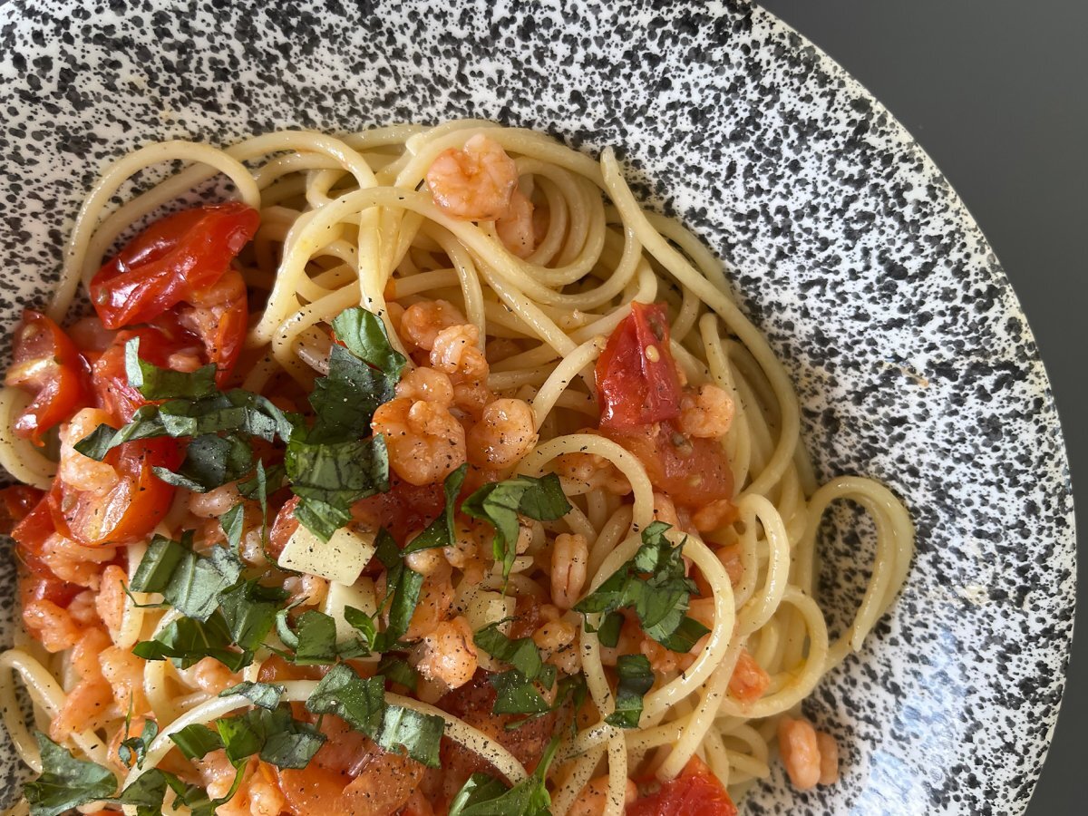 Spaghetti con gamberetti e pomodorini, la ricetta veloce di un primo piatto gustoso