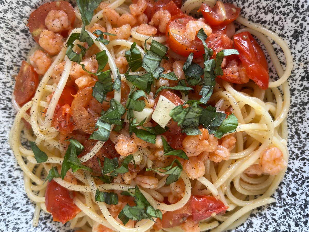 Spaghetti con gamberetti e pomodorini, la ricetta veloce di un primo piatto gustoso - foto 2