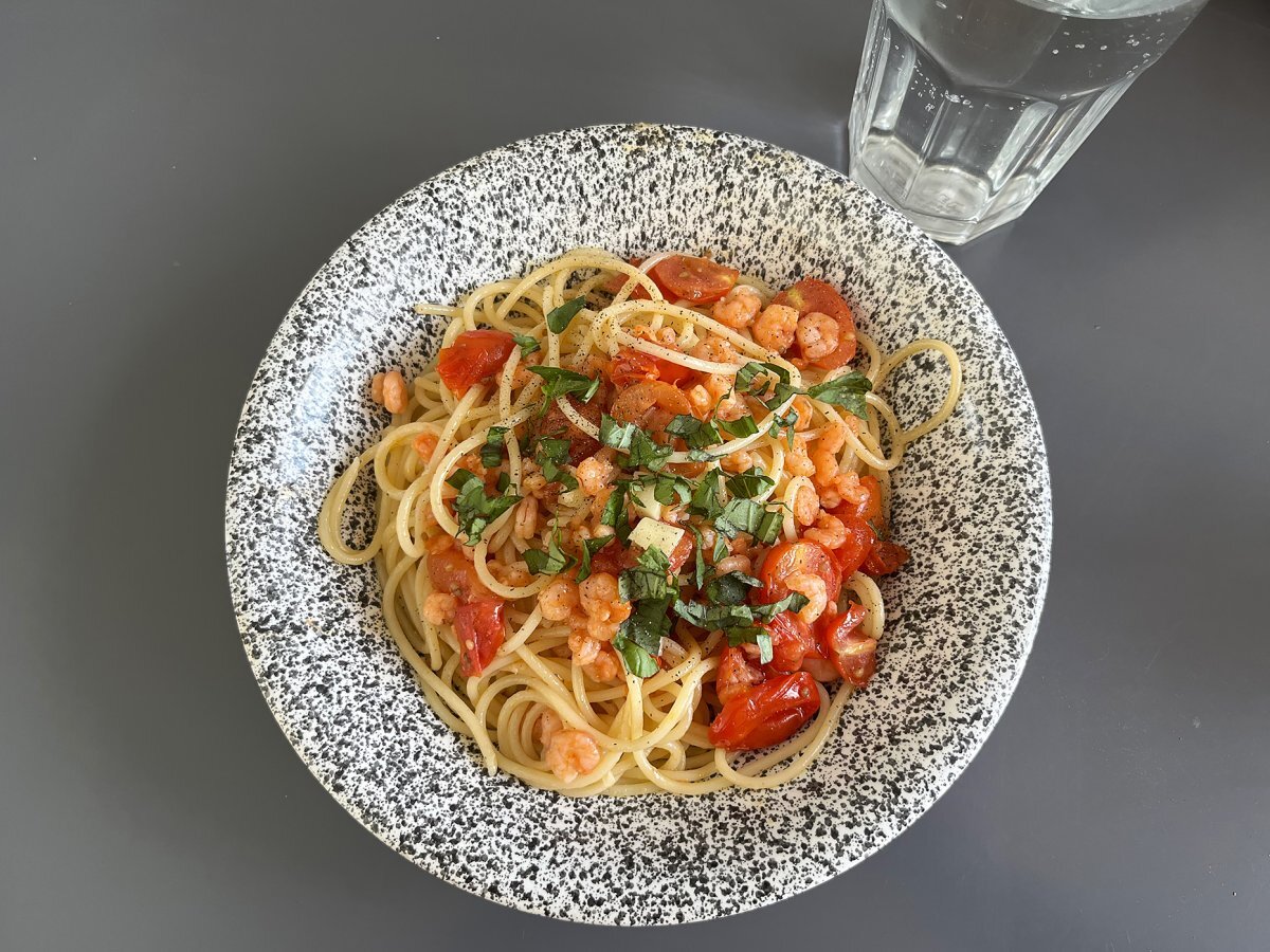 Spaghetti con gamberetti e pomodorini, la ricetta veloce di un primo piatto gustoso - foto 3