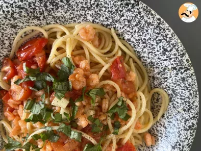 Spaghetti con gamberetti e pomodorini, la ricetta veloce di un primo piatto gustoso