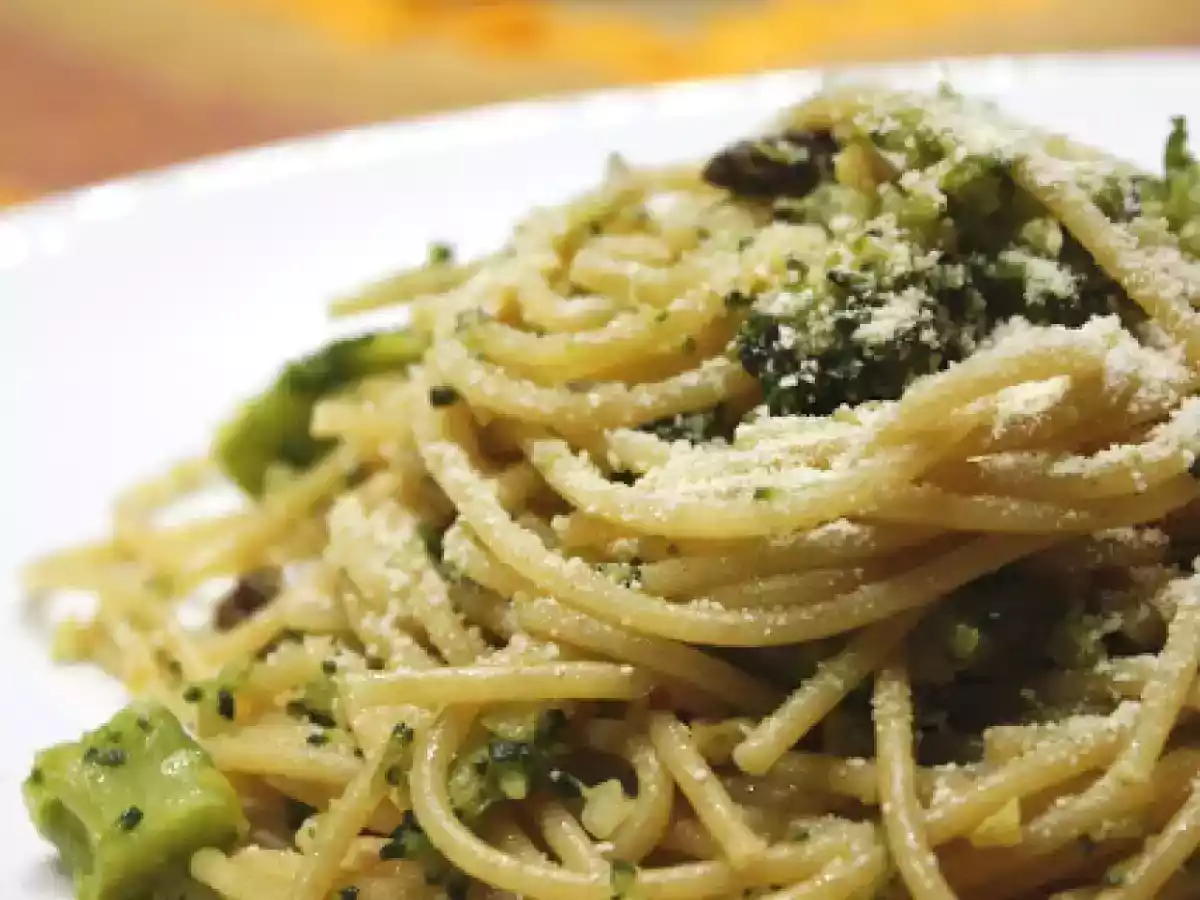 Spaghetti con i broccoli alla siciliana