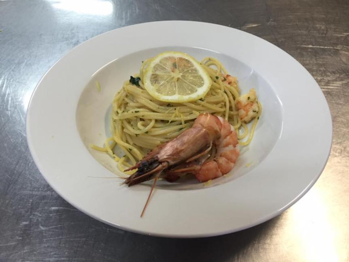 Spaghetti con limone, gambero rosso, pachino e vellutata allo zafferano