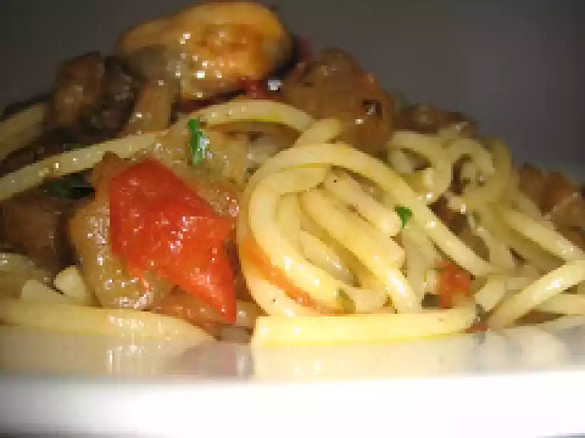 SPAGHETTI CON MELANZANE CUBETTATE, COZZE DI TARANTO E POMODORINO