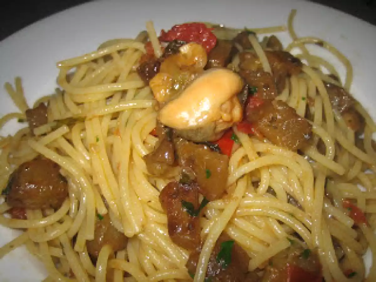 SPAGHETTI CON MELANZANE CUBETTATE, COZZE DI TARANTO E POMODORINO - foto 2