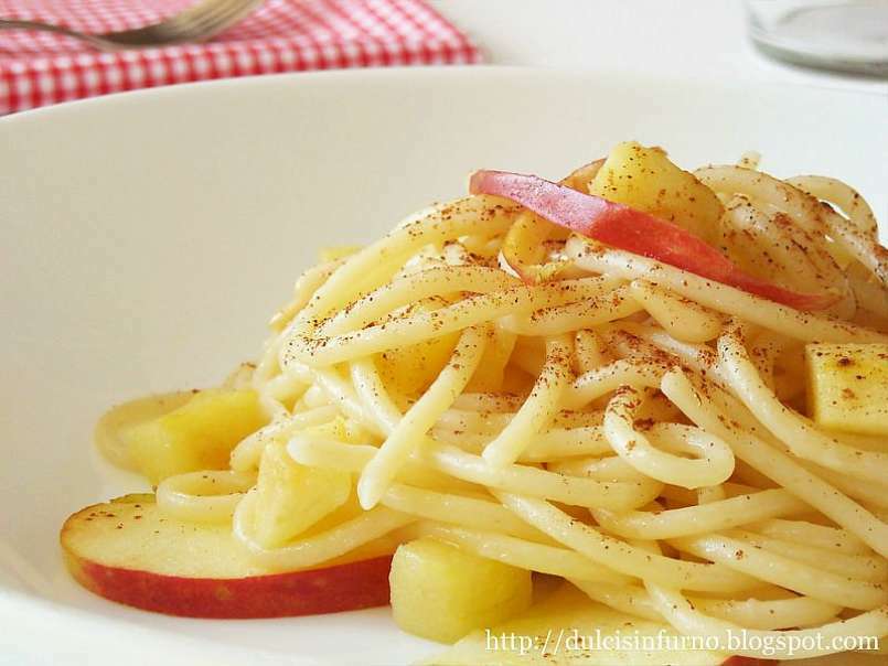 Spaghetti con Mele, Pinoli e Cannella