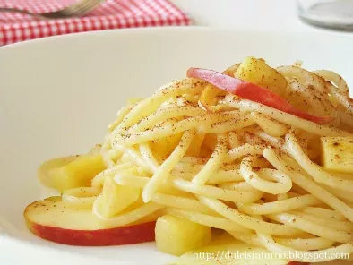 Spaghetti con Mele, Pinoli e Cannella