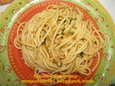 Spaghetti con noci e pangrattato