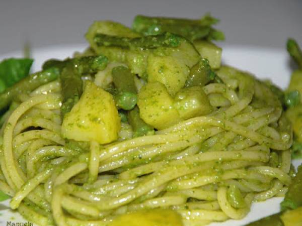 Spaghetti con patate, fagiolini e pesto.