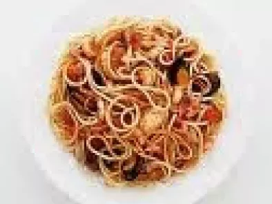 Spaghetti con pesce spada affumicato e pomodori secchi