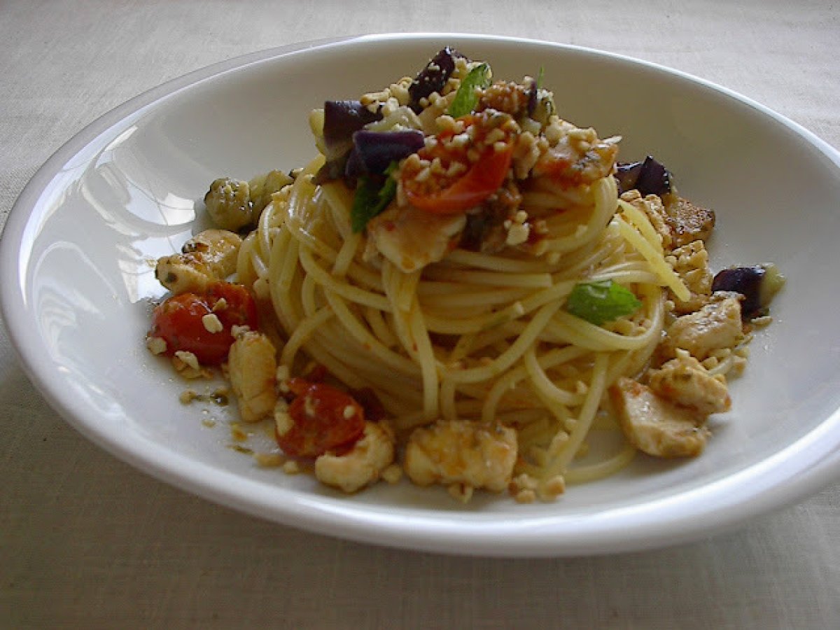 SPAGHETTI CON PESCE SPADA, MELANZANE, POMODORINI E GRANELLA DI MANDORLE