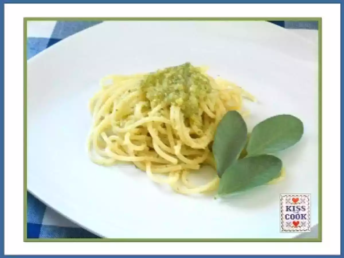 Spaghetti con pesto alla salvia