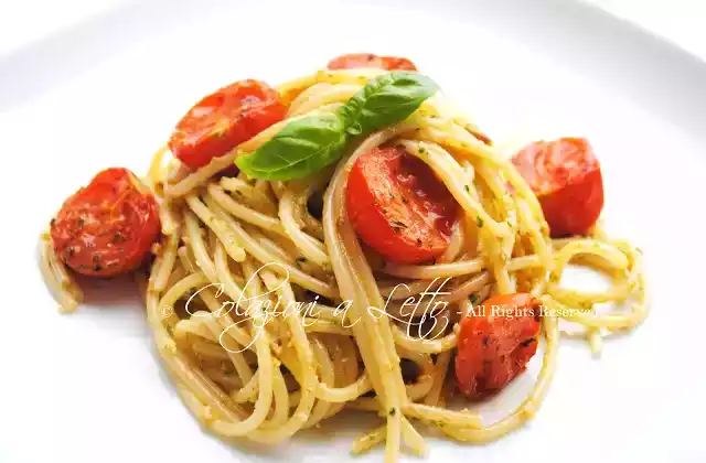 Ricetta spaghetti con pesto di capperi e pomodorini