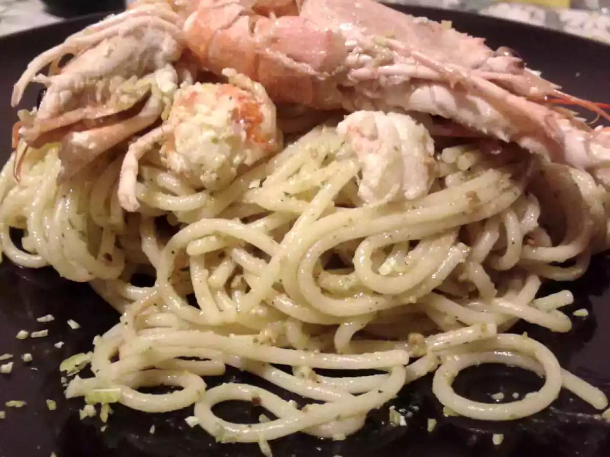 SPAGHETTI CON PESTO DI PISTACCHI E SCAMPI