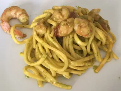 Spaghetti con pesto di zucchine, gamberetti e pomodorini