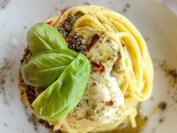 Spaghetti con pesto e bufala