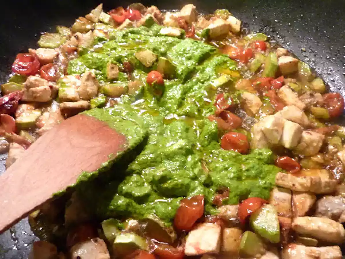 Spaghetti con pesto pesce spada e zucchine - foto 2