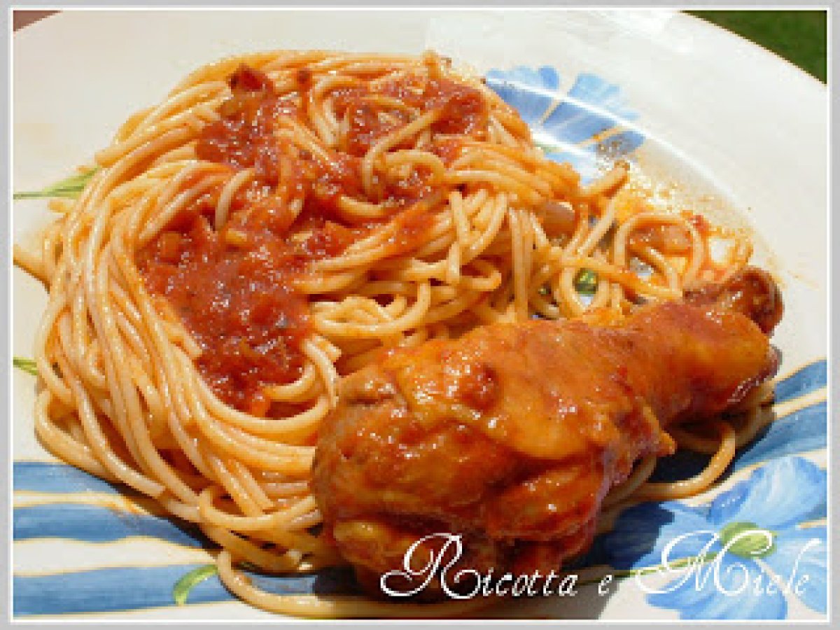 Spaghetti con pollo in salsa