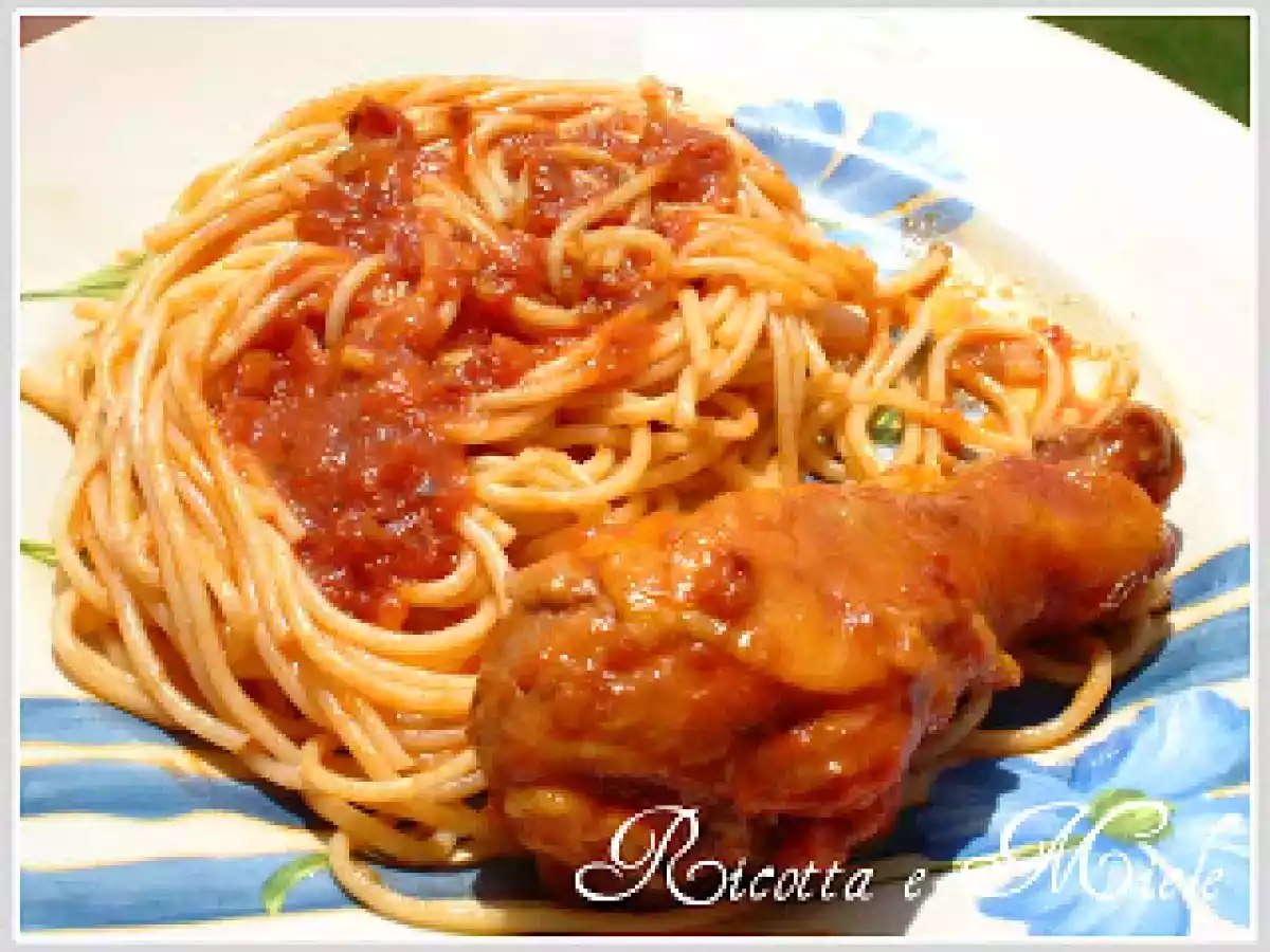 Spaghetti con pollo in salsa