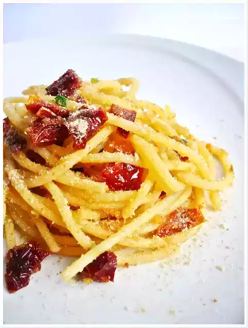 Spaghetti con pomodori secchi e pangrattato di panettone