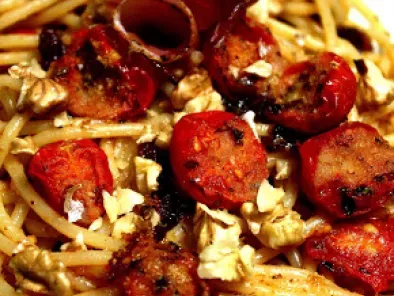 Spaghetti con pomodorini al forno, noci e uva passa