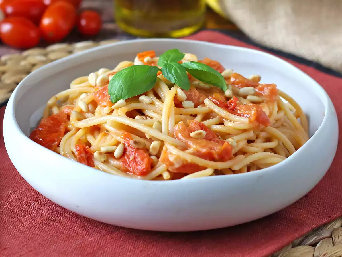 Spaghetti con pomodorini e pinoli: ricetta cremosa e profumata - foto 2