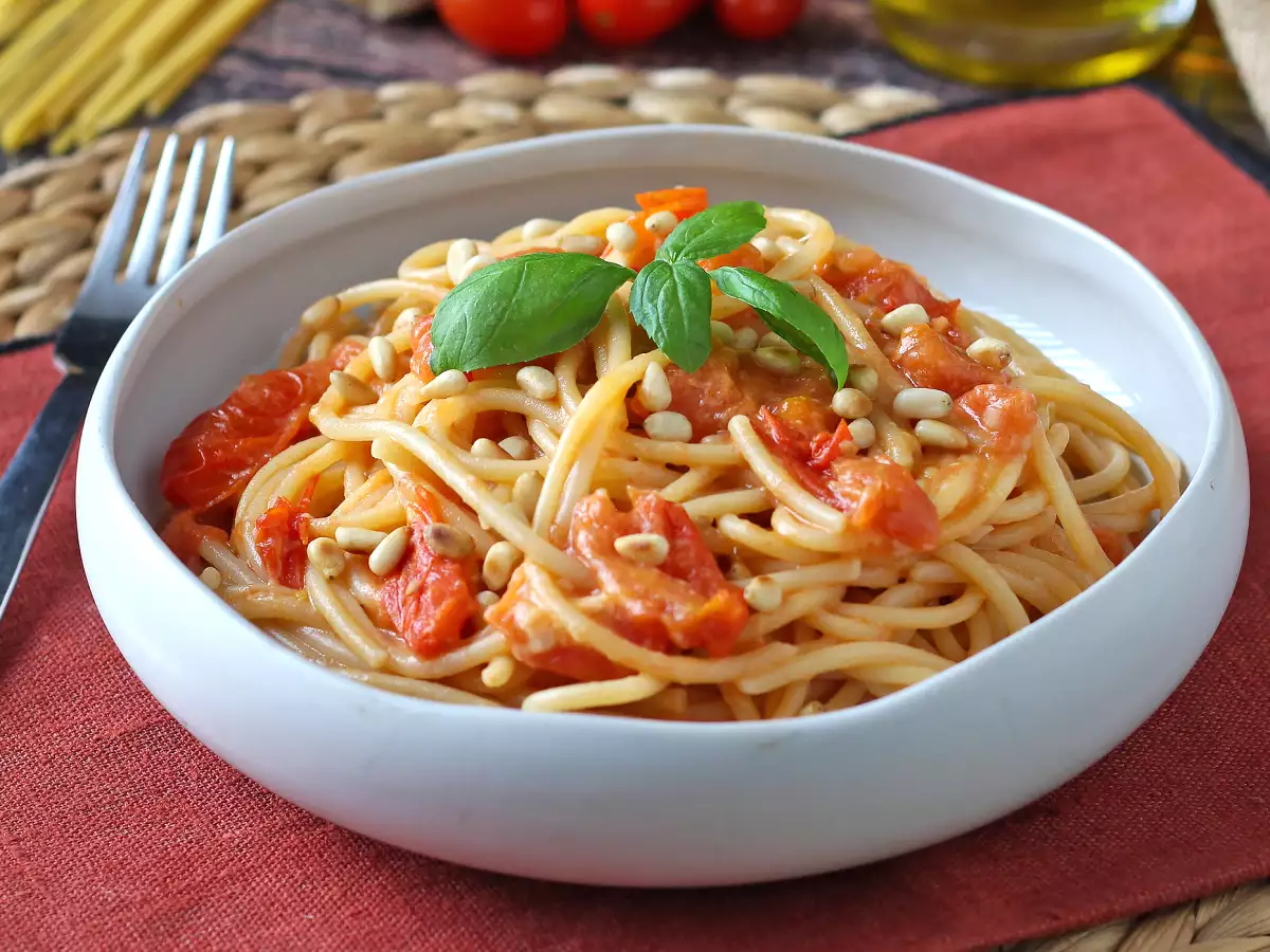 Spaghetti con pomodorini e pinoli: ricetta cremosa e profumata - foto 5