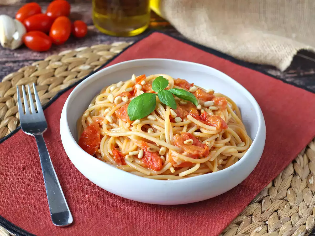 Spaghetti con pomodorini e pinoli: ricetta cremosa e profumata - foto 6