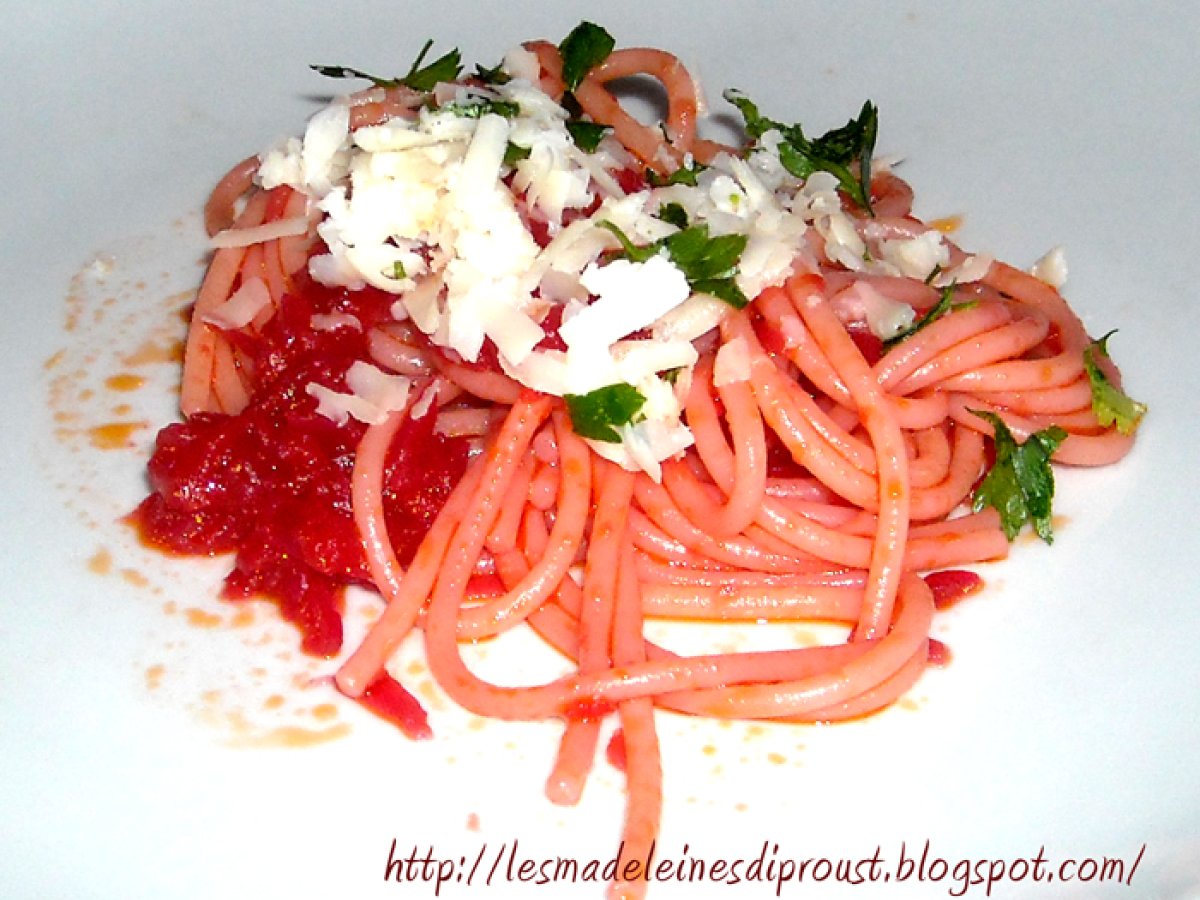 Spaghetti con rapa rossa e formaggio di Fossa