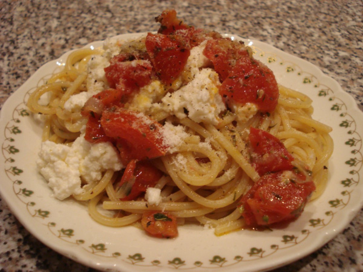 Spaghetti con ricotta fresca ed erbette aromatiche