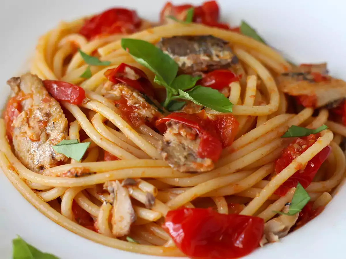 Spaghetti con sardine e pomodorini: la ricetta facile ed economica!