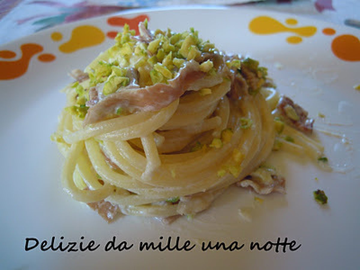 Spaghetti con speck e pistacchi