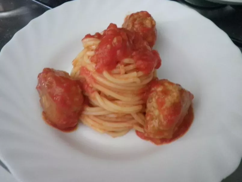 Spaghetti con sugo al pomodoro fresco e polpette di alici