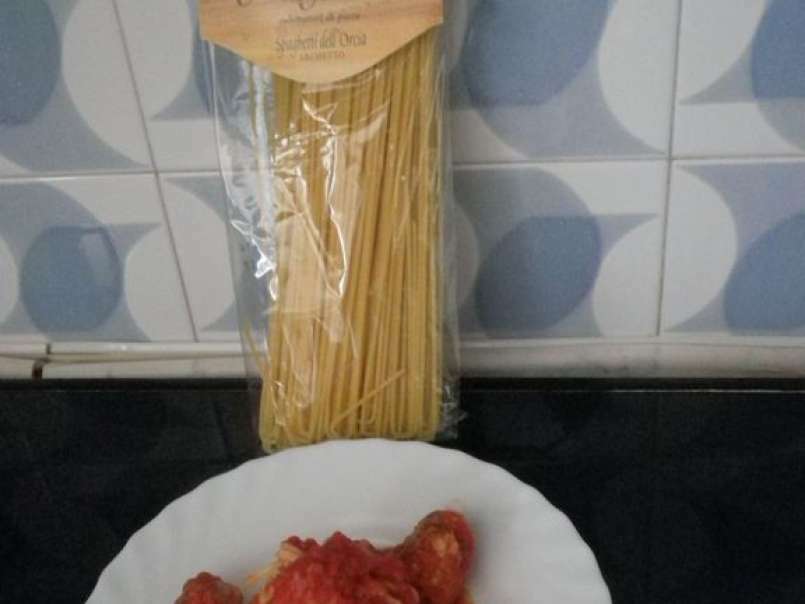 Spaghetti con sugo al pomodoro fresco e polpette di alici - foto 2