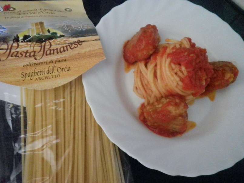 Spaghetti con sugo al pomodoro fresco e polpette di alici - foto 3