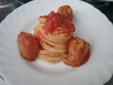 Spaghetti con sugo al pomodoro fresco e polpette di alici