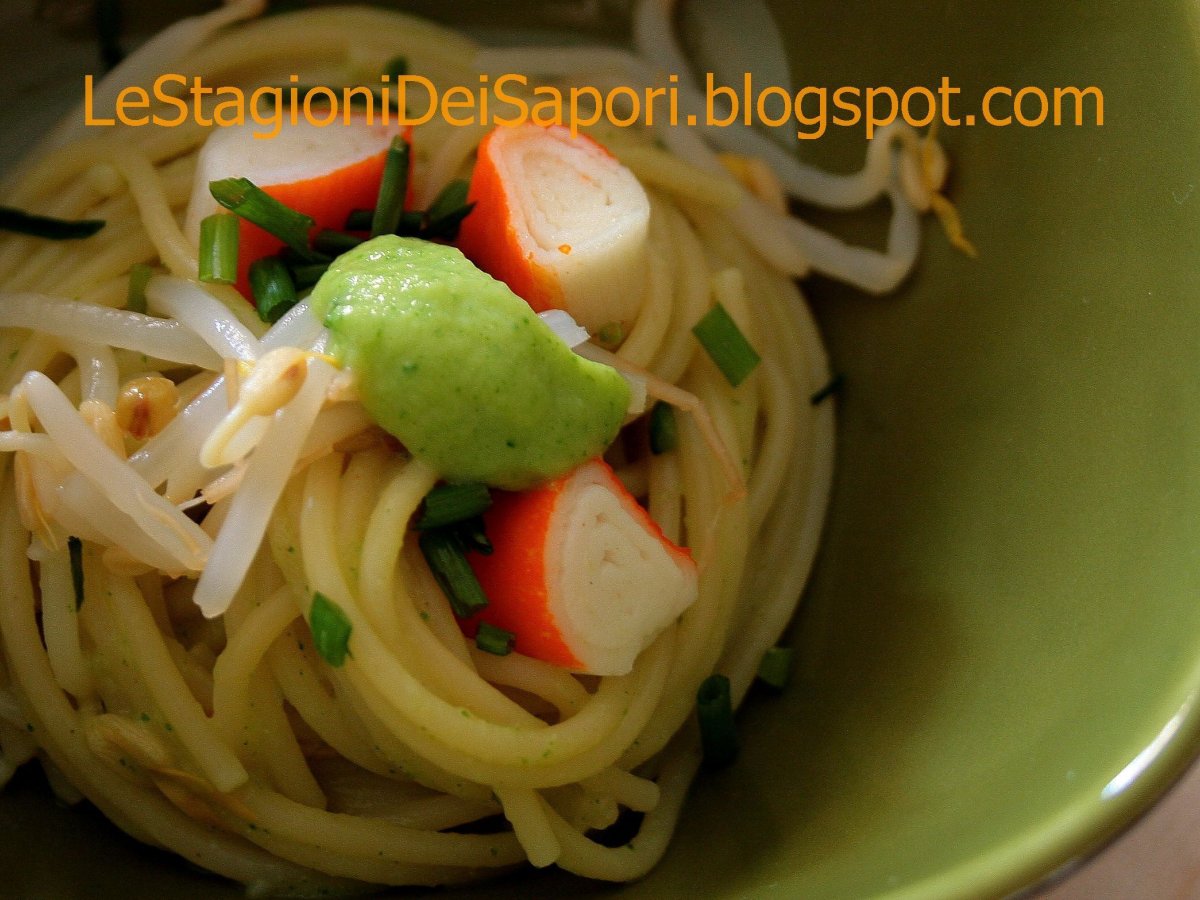 SPAGHETTI CON SURIMI E GERMOGLI DI SOIA