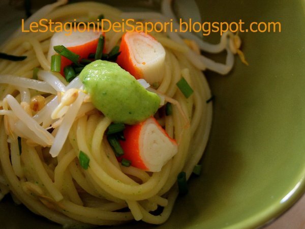 SPAGHETTI CON SURIMI E GERMOGLI DI SOIA