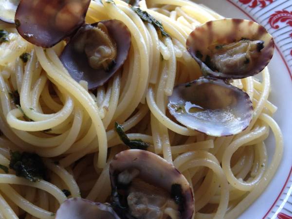 Spaghetti con vongole e basilico