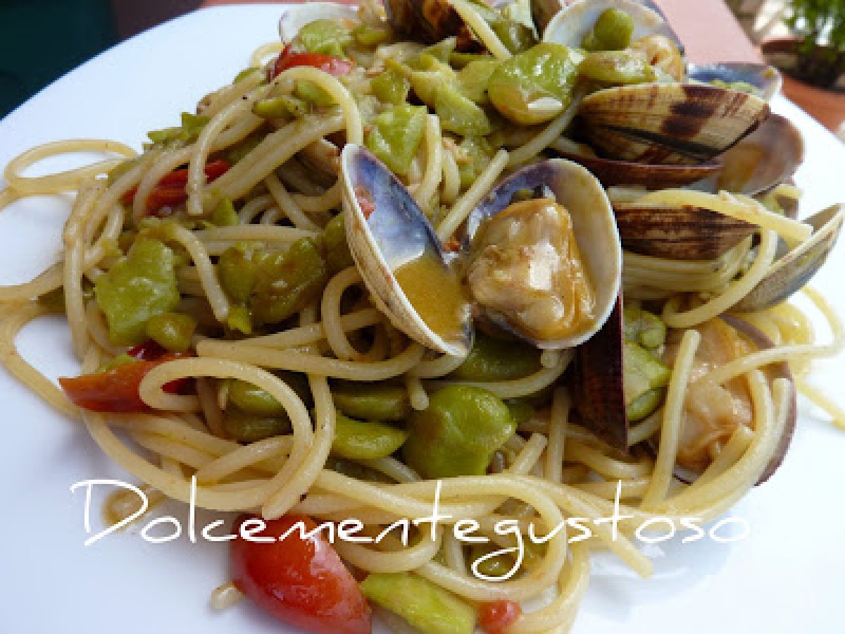 Spaghetti con vongole e fave