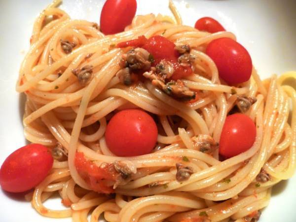 SPAGHETTI CON VONGOLE E POMODORINI