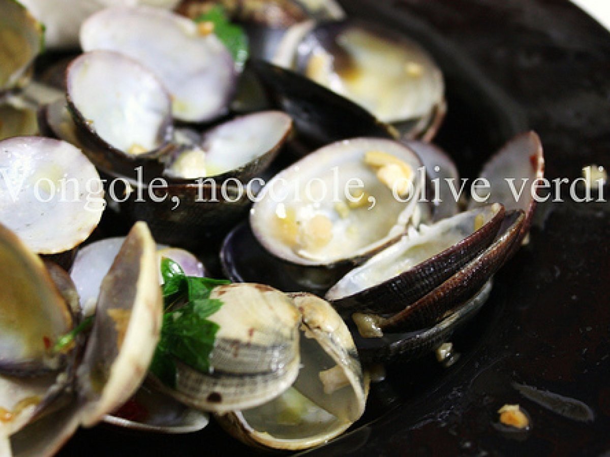 Spaghetti con vongole, nocciole e olive verdi - foto 2