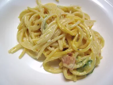 Spaghetti con zafferano, prosciutto e zucchine