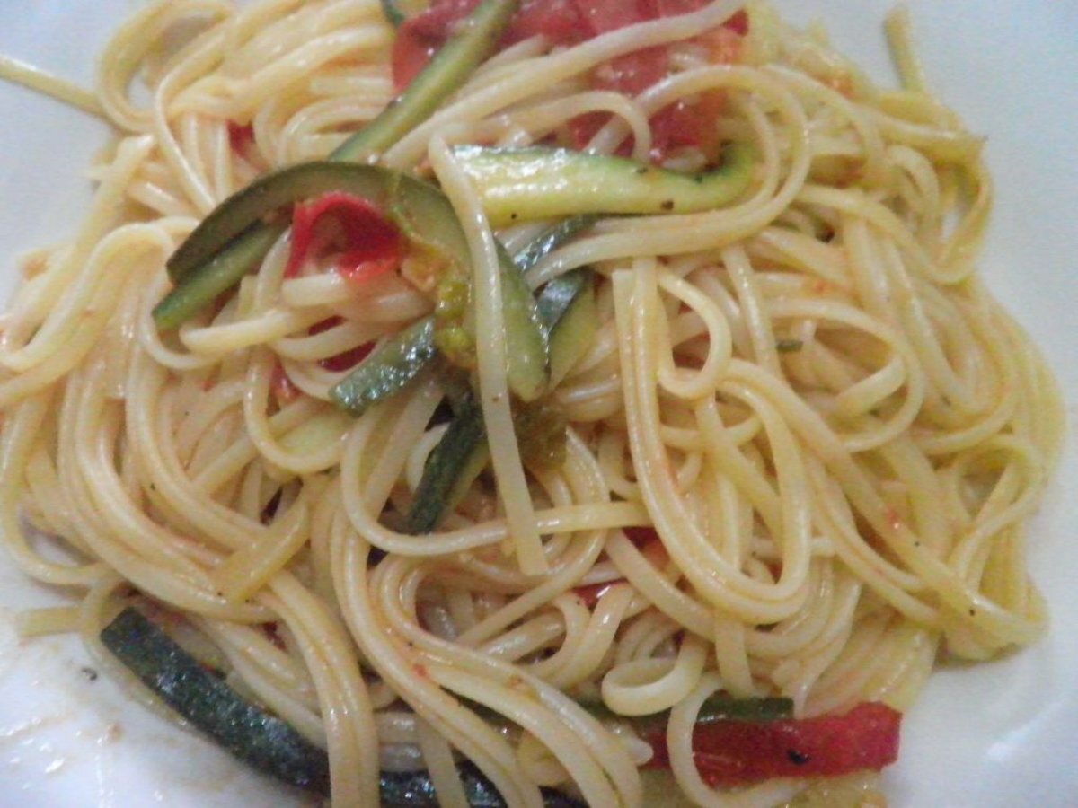 Spaghetti con zucchine Bottarga di Tonno e zenzero