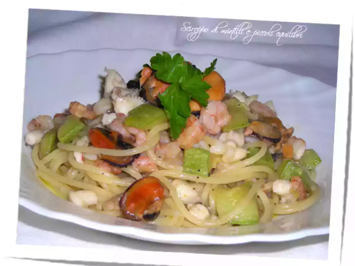 Spaghetti con zucchine, cozze, seppioline e gamberetti