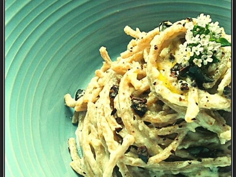 SPAGHETTI DI FARRO CON CAPRINO, FAVE DI CACAO E FIORI DI TIMO