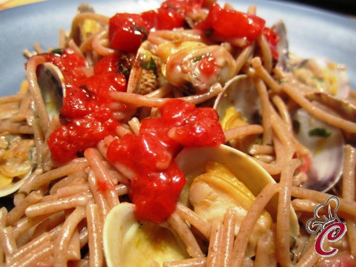 Spaghetti di farro con vongole e fragole