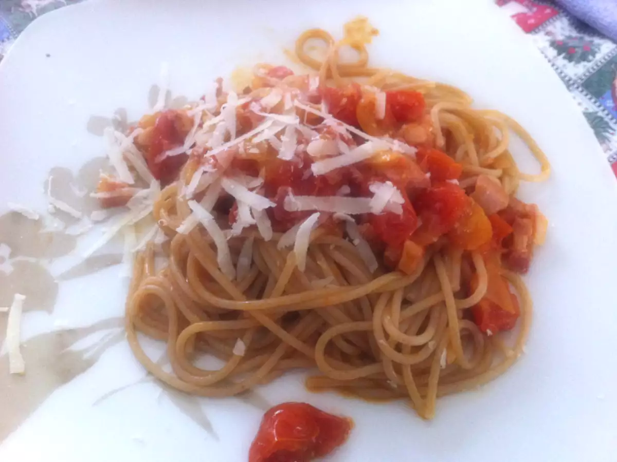 Spaghetti di farro pomodoro fresco e pancetta